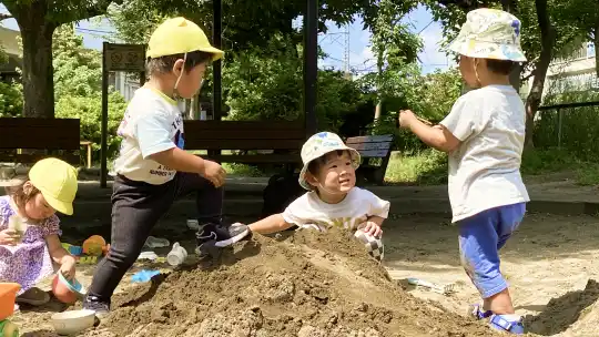 公園の砂場で遊ぶ子どもたち