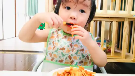 おいしそうに昼食を食べる子ども